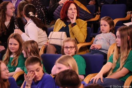 A me slišiš Pet čevljev merim, palcev pet (10)